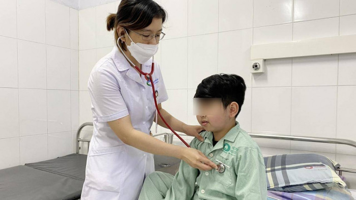 Bé trai 10 tuổi suy tuyến thượng thận vì dùng thuốc xịt mũi có corticoid
